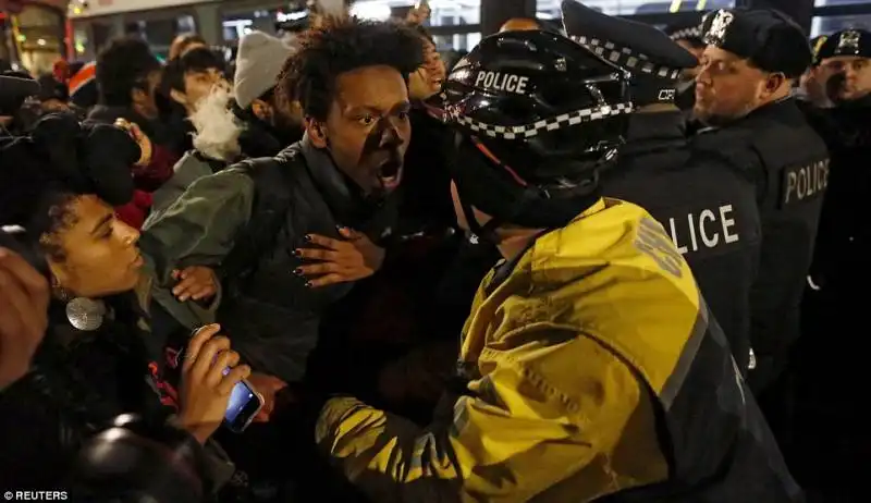 un manifestante durante le proteste di martedi sera