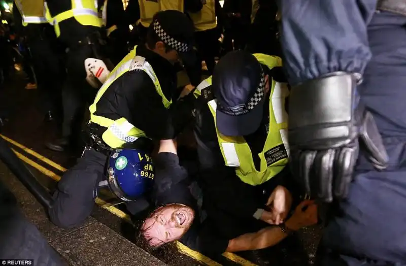 un manifestante lotta contro i poliziotti