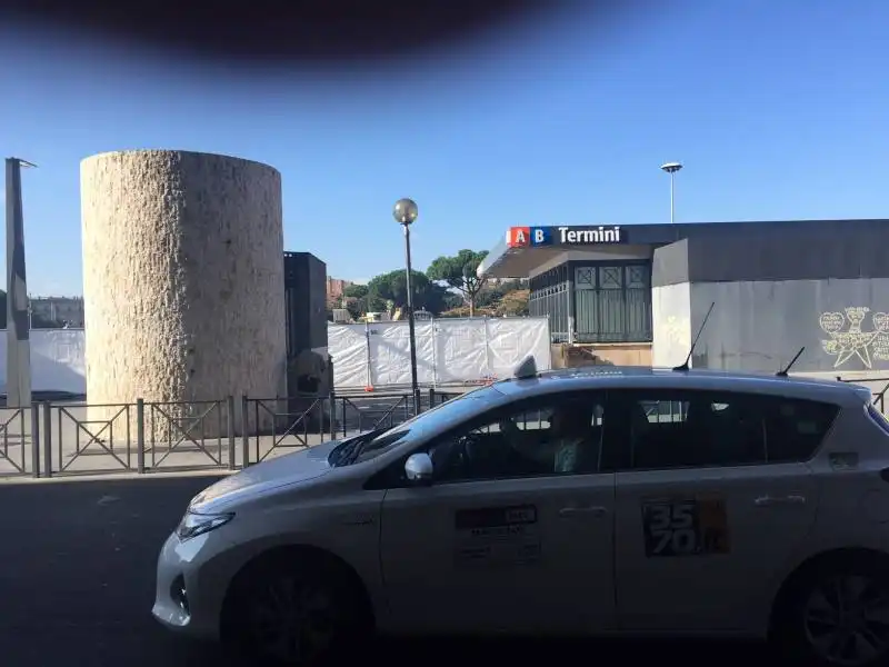 UN UOMO FA I SUOI BISOGNI DAVANTI ALLA STAZIONE TERMINI