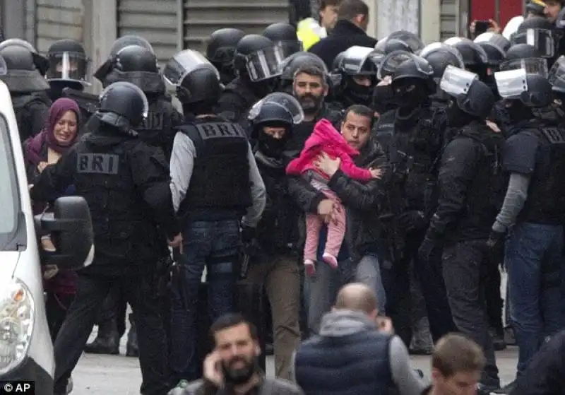 una donna piange tra la polizia