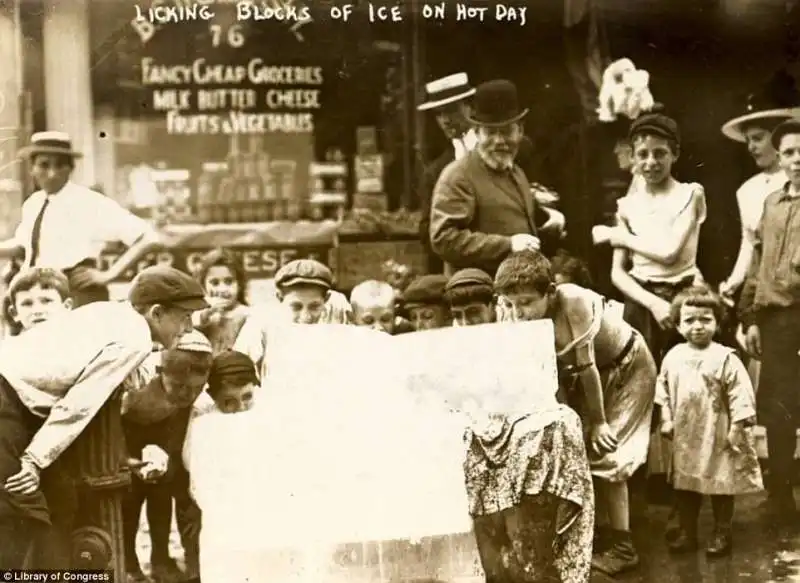 bambini leccano il ghiaccio 1912