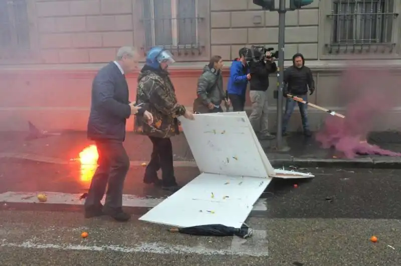 firenze   scontri al corteo per il no al referendum 6