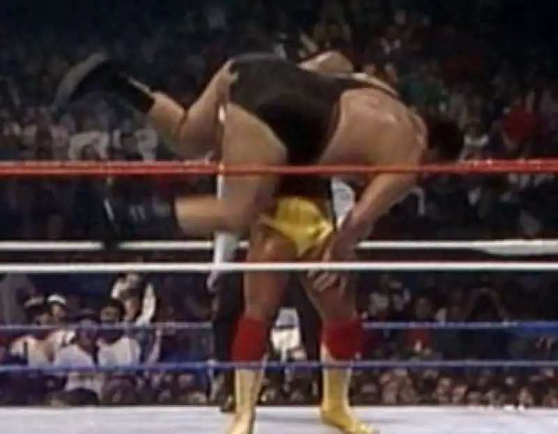 HULK HOGAN SOLLEVA ANDRE THE GIANT