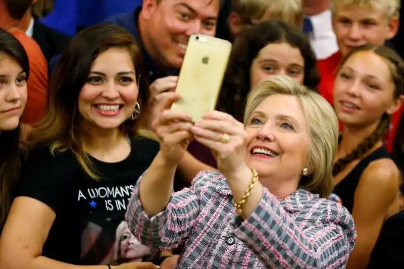 IL SELFIE DI HILLARY CLINTON 