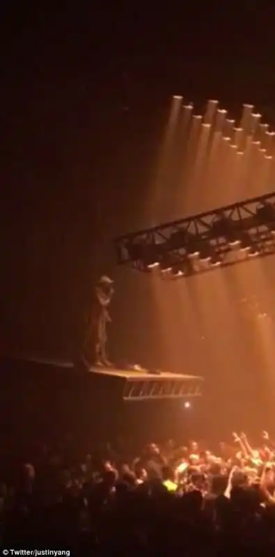 kanye  west delira sul palco