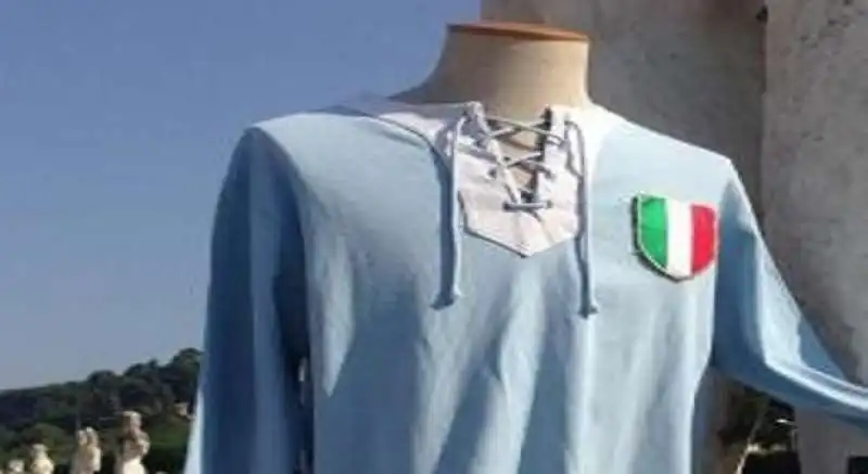 la maglia della lazio con scudetto