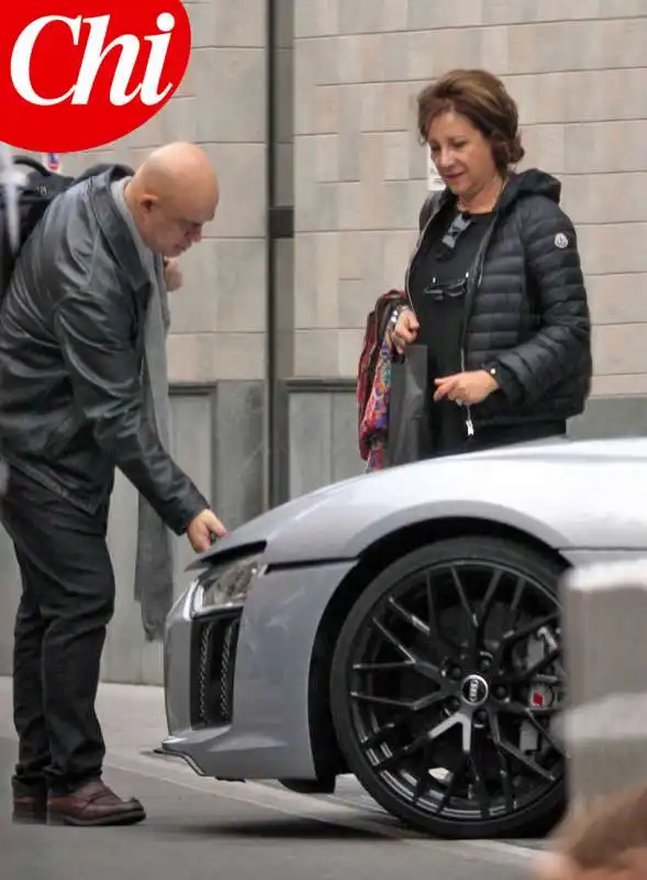 MAURIZIO CROZZA E CARLA SIGNORIS CON LA LORO AUDI R8 V10