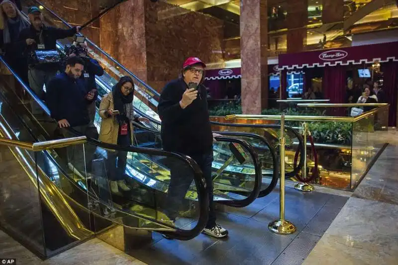 michael  moore  alla trump tower