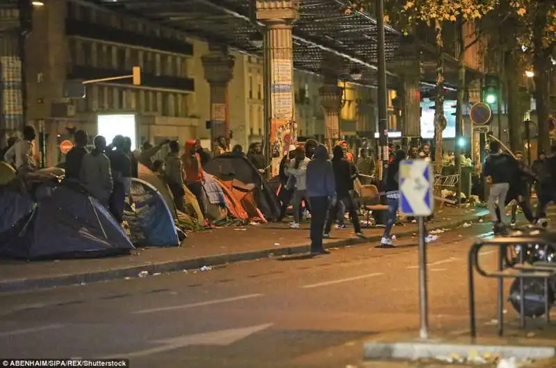 migranti e scontri a parigi  20