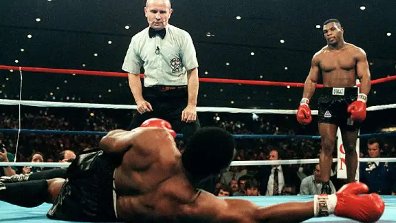 MIKE TYSON CONTRO TREVOR BERBICK