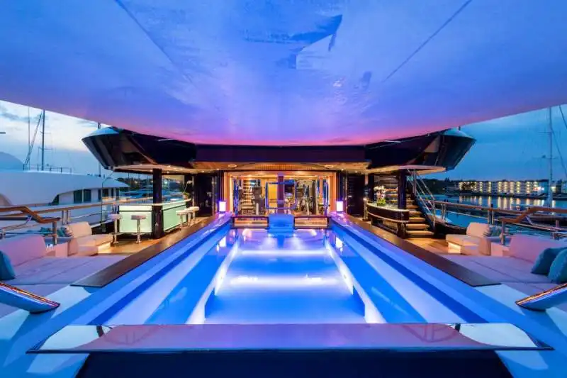 piscina superyacht