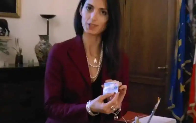 VIRGINIA RAGGI E LA CARTA DI CREDITO