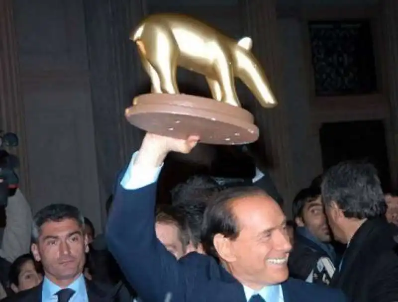 BERLUSCONI CON IL TAPIRO