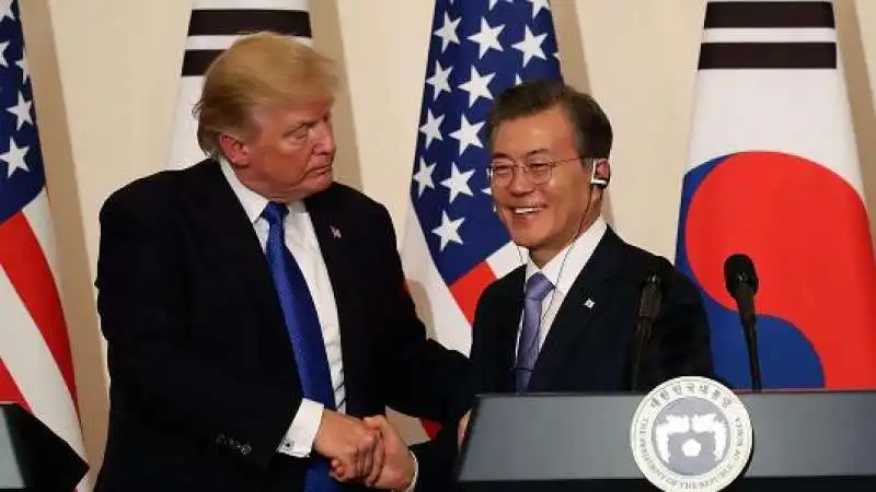 donald trump con il presidente sudcoreano moon jae in 