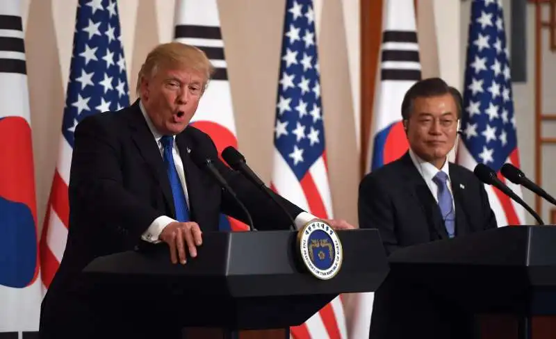 donald trump con il presidente sudcoreano moon jae in