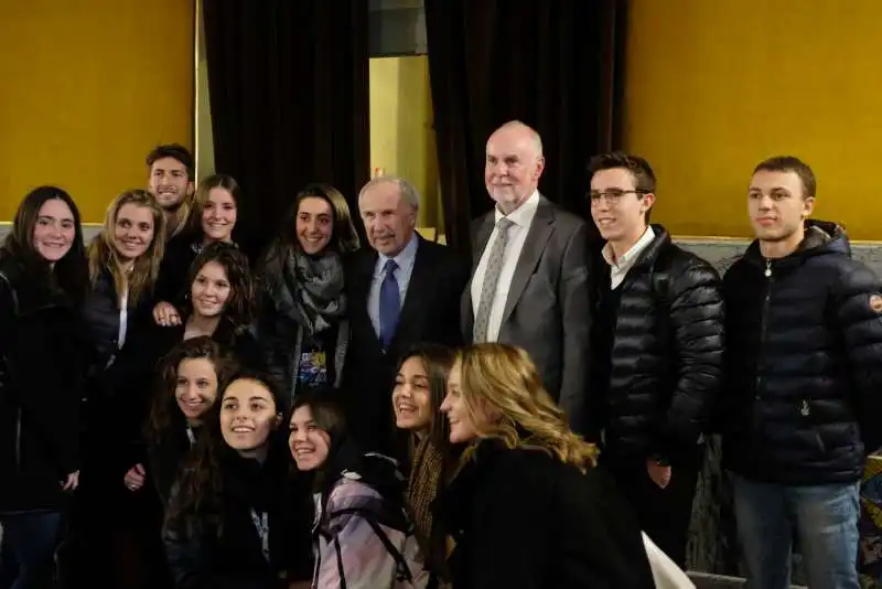 i governatori con gli studenti per una foto