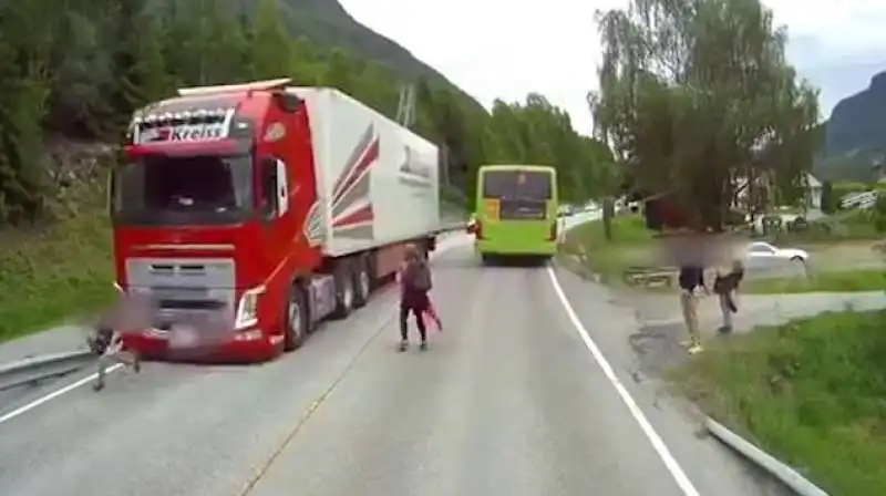 il bambino quasi sotto al tir