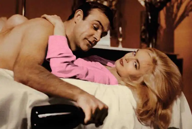 james bond sedotto da shirley eaton