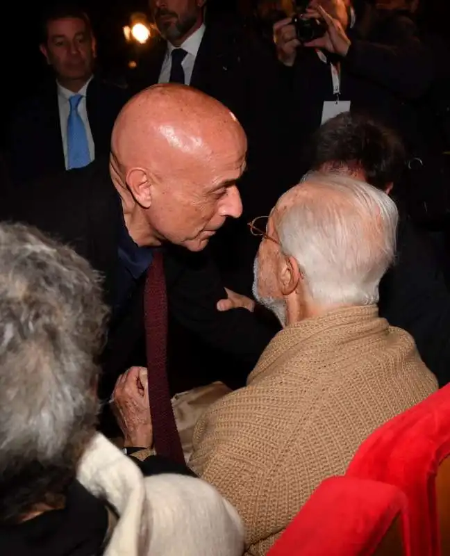 marco minniti saluta eugenio scalfari (1)