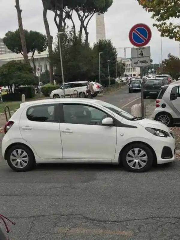 paolo ferrara m5s all eur con auto del campidoglio