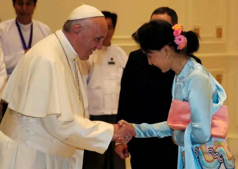 Papa con Aung San Suu Kyi 2