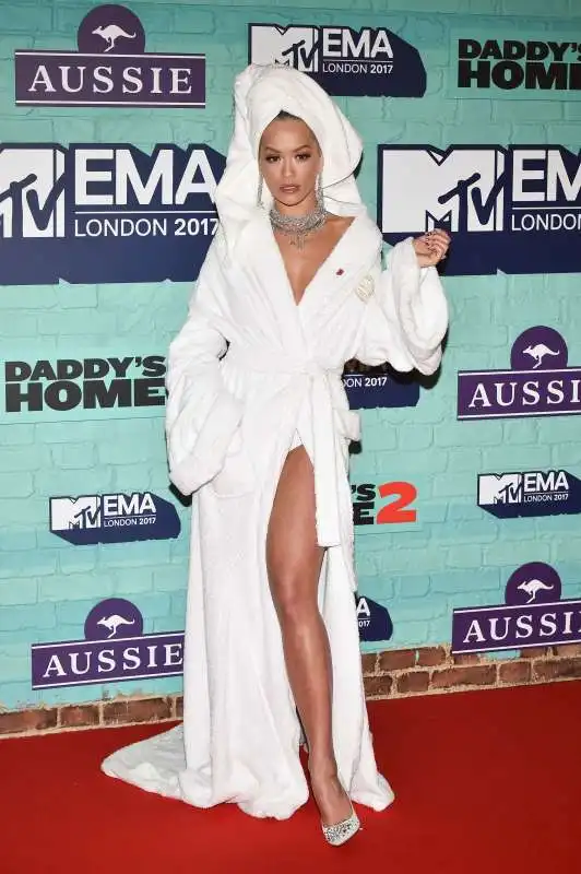 rita ora mtv ema in accappatoio copia