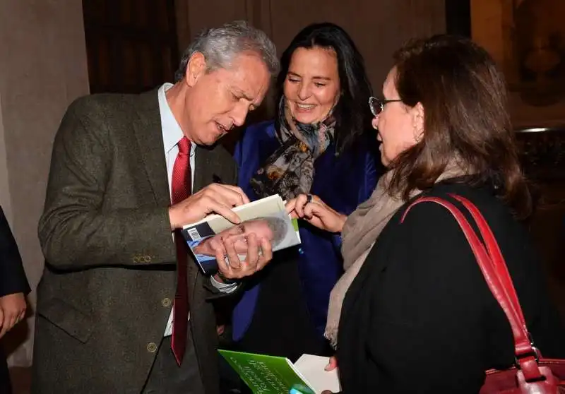 rutelli autografa il libro presentato (1)