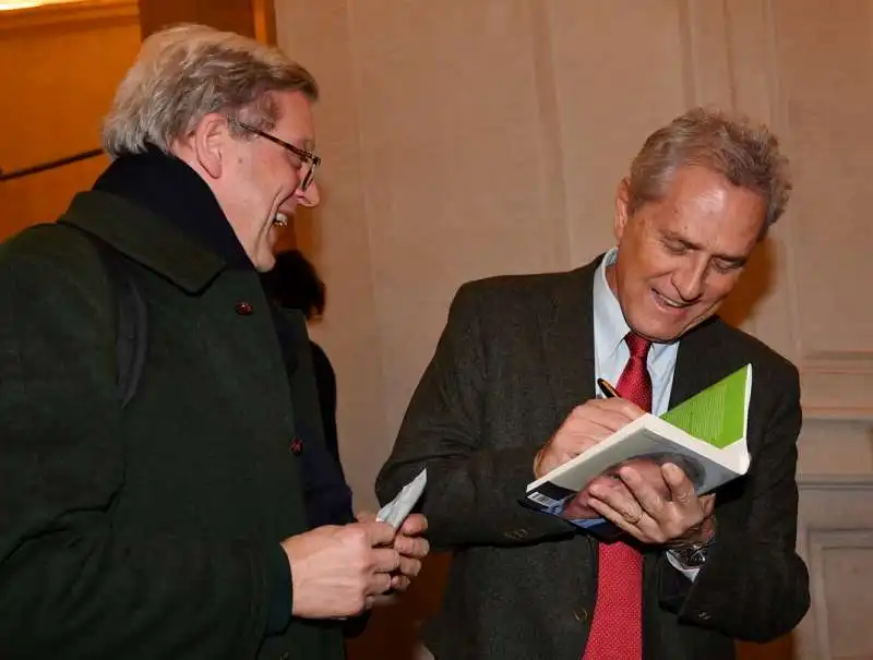 rutelli autografa il libro presentato (3)