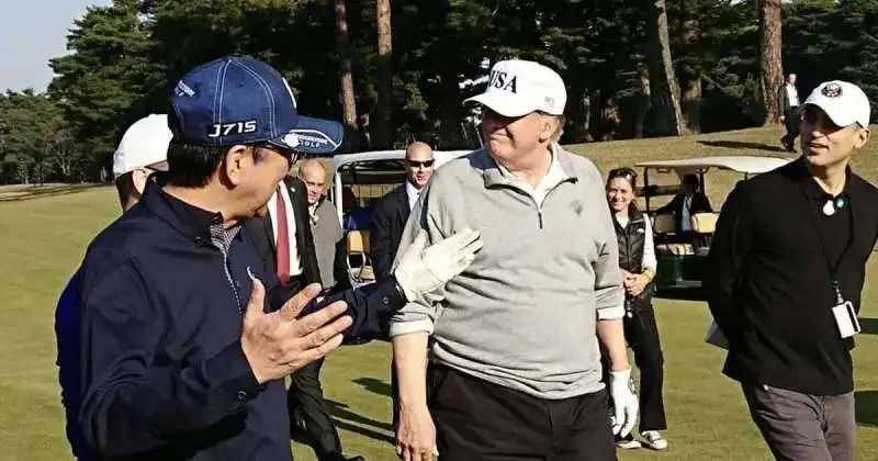 SHINZO E TRUMP GIOCANO A GOLF