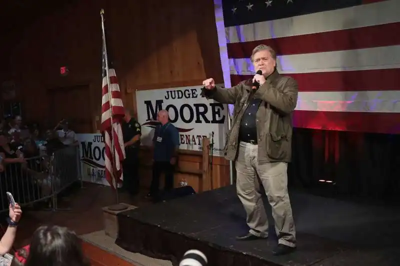 steve bannon parla pro roy moore