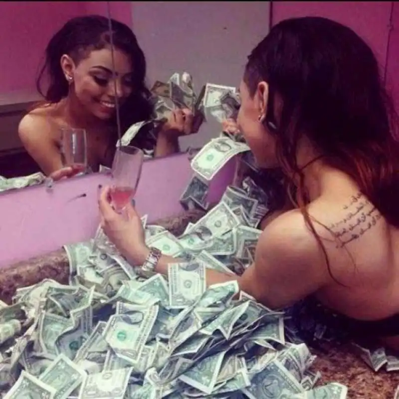 stripper bagno di dollari copia 10