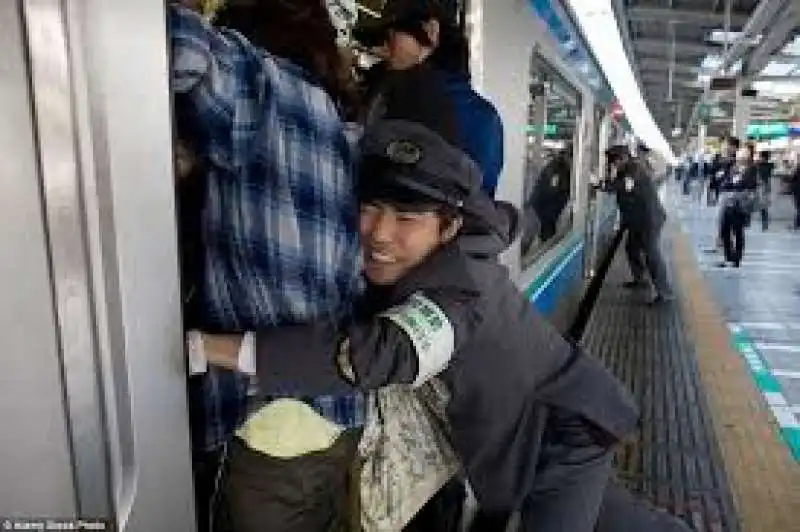 train pusher alla stazione di tokyo