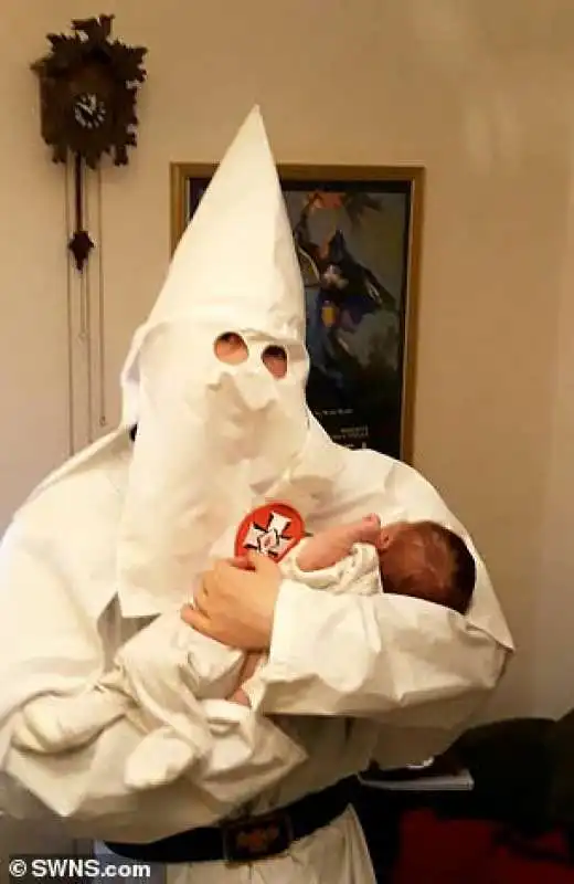 adam thomas con il cappuccio del ku klux klan e il figlio adolf