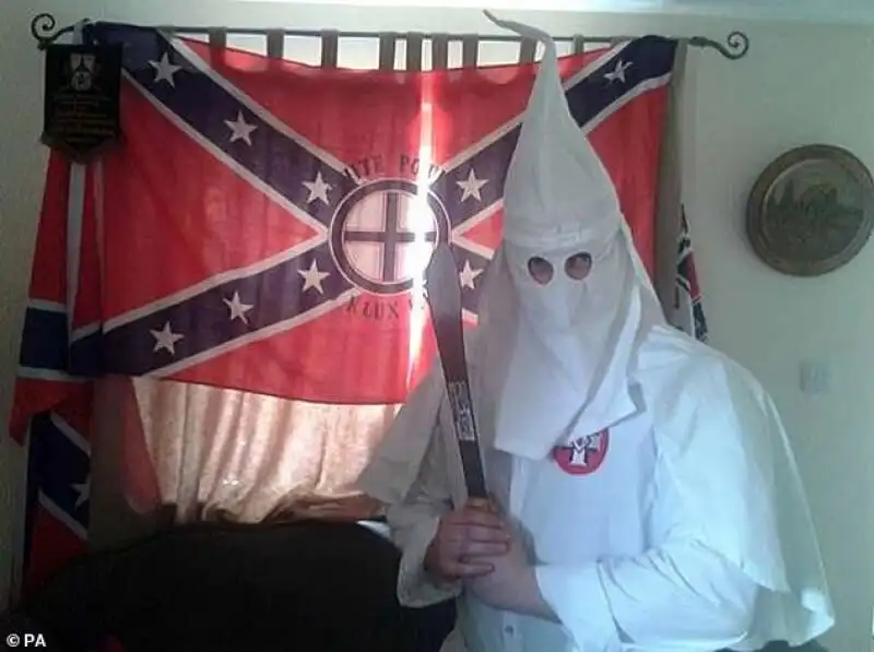 adam thomas vestito come un membro del ku klux klan