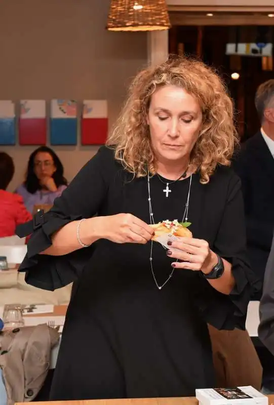 alessandra pesce assaggia la pizza fritta