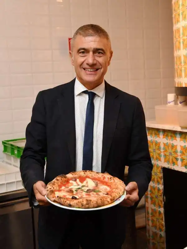 alfonso pecoraro scanio con la pizza napoletana (1)