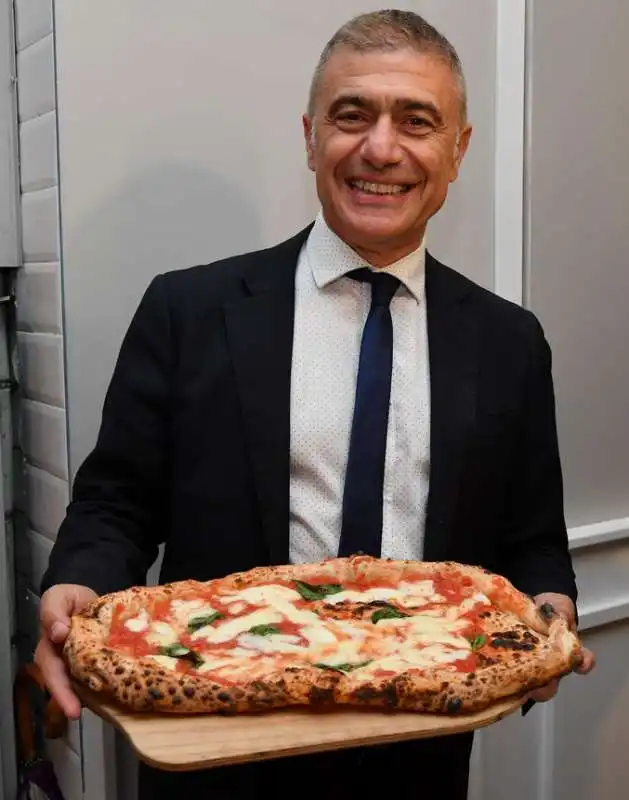 alfonso pecoraro scanio con la pizza napoletana (2)