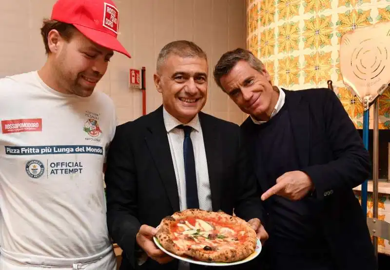 alfonso pecoraro scanio e jimmy ghione con la pizza e i pizzaiuoli (1)