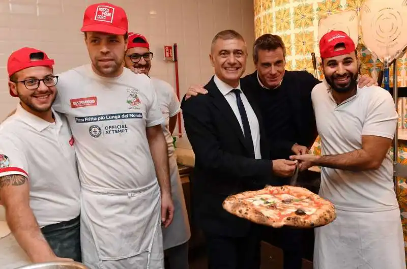 alfonso pecoraro scanio e jimmy ghione con la pizza e i pizzaiuoli (2)