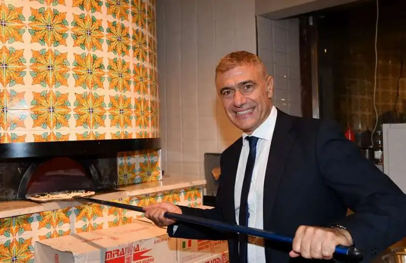 alfonso pecoraro scanio inforna la pizza napoletana