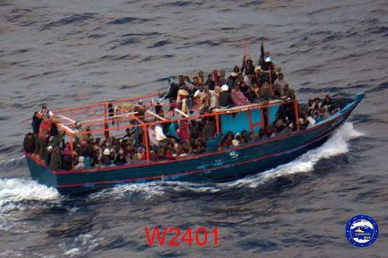 BARCA CON 200 MIGRANTI FA ROTTA VERSO L'ITALIA