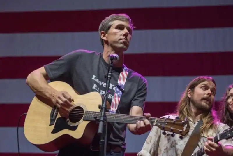 beto o rourke suona la chitarra