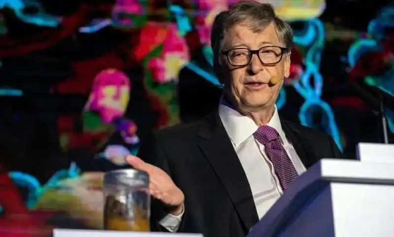 bill gates con un barattolo pieno di cacca 1