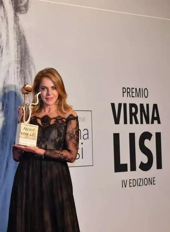 claudia gerini con il premio virna lisi