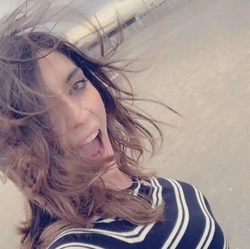 elisa isoardi al mare. sola su instagram, in compagnia nella realta