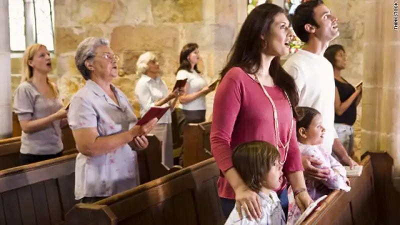 fedeli in chiesa