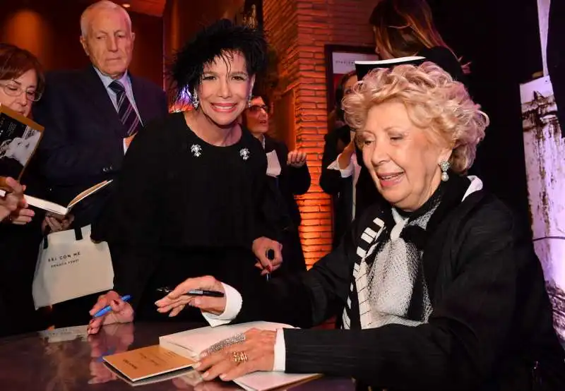 franca fendi autografa la copia del suo libro a marisela federici