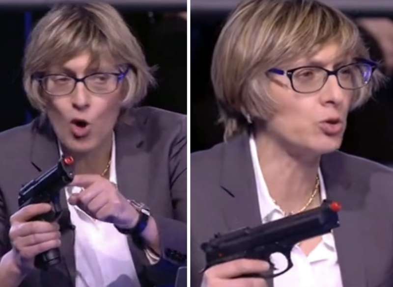 GIULIA BONGIORNO CON PISTOLA 1