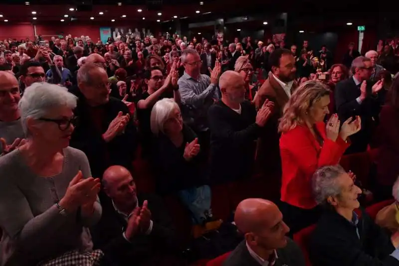 il pubblico applaude eugenio scalfari al suo arrivo