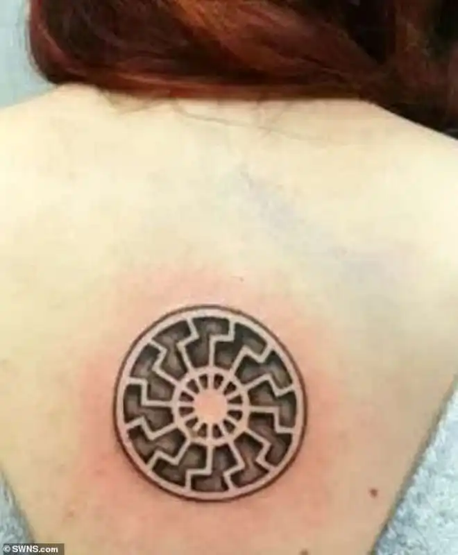 il tatuaggio di claudia patatas con il sole nero usato dalle ss